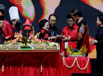 Megawati Serahkan Tumpeng Pertama kepada Presiden Jokowi