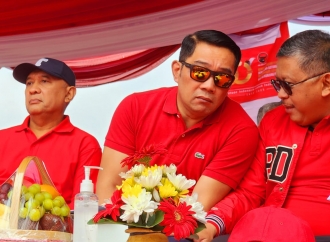 Ridwan Kamil & Iwan Bule Kompak Kenakan Baju Berwarna Merah
