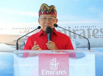 Koster Harap Wisman Yang Dibawa Emirates A380 Hormati Budaya Bali