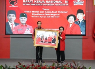 Momen Megawati Serahkan Foto Peristiwa Batu Tulis ke Presiden Jokowi