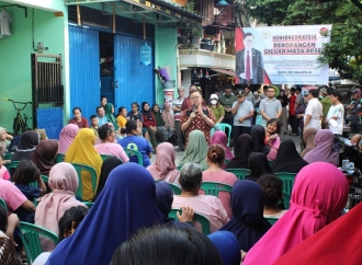 Darmadi Durianto Beri Bantuan Sembako ke Warga