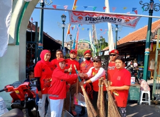 Pedagang Apresiasi PDI Perjuangan Kota Yogyakarta Bersihkan Sampah di Pasar