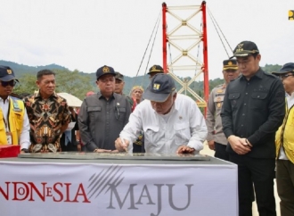 Menteri Basuki Bersama Lasarus Resmikan Jembatan Gantung Kareho di Kalbar