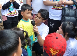 Ini Momen Alam Ganjar Berbagi Kasih Dengan Anak-anak di Bogor
