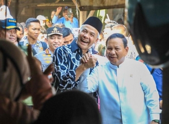 Ganjar Cerita soal Gandengan dengan Prabowo, Teman Baik dengan Mahfud
