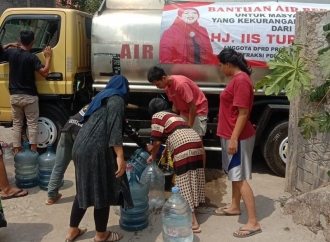 Dampak Kemarau Panjang, Anggota DPRD Jabar, Iis Turniasih Kembali Droping Air Bersih