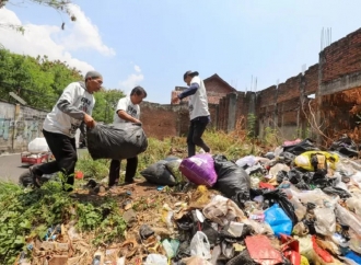 Aksi Tanggap Pemuda Mahasiswa Ganjar Diapresiasi Masyarakat Bersihkan Sampah di Kota Bandung