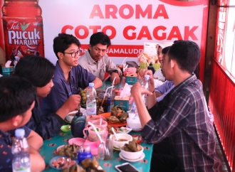 Sambil Nikmati Coto Makassar, Alam Ganjar Serap Aspirasi Warga