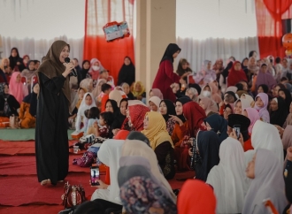 Kedatangan Istri Capres Ganjar Hj Siti Atikoh Disambut Antusias Ibu-ibu Pengajian Ponpes di Cianjur
