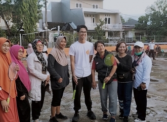 Main Badminton Bersama Warga Makassar, Alam Ganjar Disemangati Ibu-Ibu