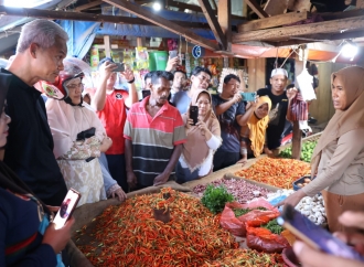 Cek Harga Bahan Pokok, Ganjar Sambangi Pasar Mandonga Kendari