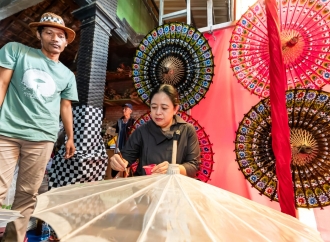 Tinjau Sentra Payung Lukis di Klaten, Dewan Penasehat TPN Ganjar-Mahfus Puan Maharani Dorong Promosi Demi Tarik Minat Anak Muda