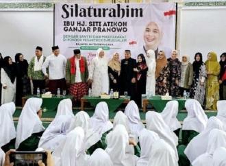 Siti Atikoh Ganjar Menyanyi Bareng Ratusan Santriwati di Ponpes Darussalam Rajapolah Tasikmalaya