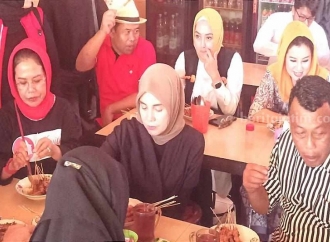 Momen Siti Atikoh Nikmati Sate Ponorogo, Tempat Duduknya Sama dengan Ganjar