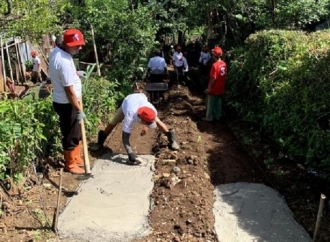 Relawan Pendukung Ganjar Pranowo Perbaiki Akses Jalan di Desa Tonasa