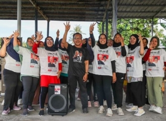 Sukarelawan Ganjar-Mahfud Serahkan Alat Pendukung Senam bagi Perempuan di Lombok
