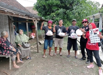 Relawan Projo Ganjar Tuban Berbagi Sembako di Widang