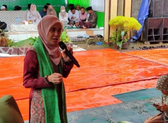 Demi Menghadiri Peringatan Isra Mikraj, Atikoh Ganjar Hujan-Hujanan ke Ponpes di Serang