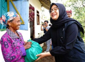 Bupati Ipuk Salurkan Bantuan untuk Warga Miskin di Perkampungan Gunung Raung