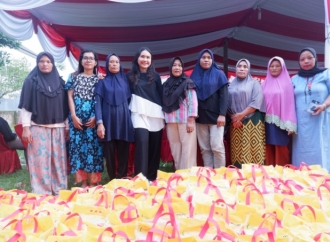 Meryl Salurkan Bantuan Beras Untuk Masyarakat Berpenghasilan Rendah di Kota Medan
