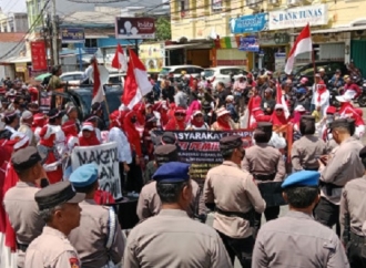 Seratusan Massa Pendukung Capres 01 dan 03 Kepung KPU Lampung, Bawa 6 Poin Tuntutan