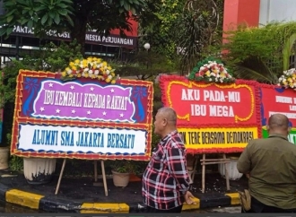 Bunga Dukungan Penuhi Kantor PDI Perjuangan: DNA Megawati Oposisi Terhadap Pemerintahan ‘Zalim’
