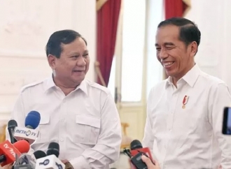 Blak-blakan! Jhon Sitorus Sebut Jokowi Jadi Aneh Sejak Berteman dengan Prabowo