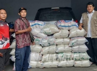 Natala Sumedha Bagikan 1,2 Ton Beras kepada Puluhan Masyarakat