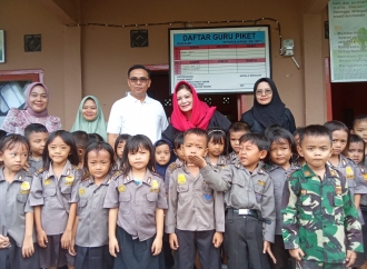 Peduli Pendidikan Kaur, Martina Sulis Setyawati & Mardianto Salurkan Bantuan ke Paud Nurhidayah