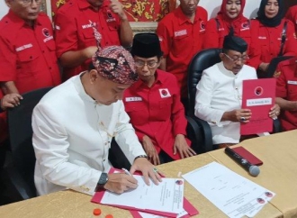 Eri-Arnuji Resmi Daftar Sebagai Bakal Calon Wali Kota dan Wakil Wali Kota Surabaya