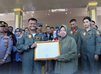 Mensos Risma Beri Penghargaan TNI AU, Aktif Bantu Korban Banjir Luwu 