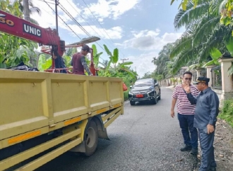 Politisi PDI Perjuangan Tinjau Proyek Penerangan Jalan Umum