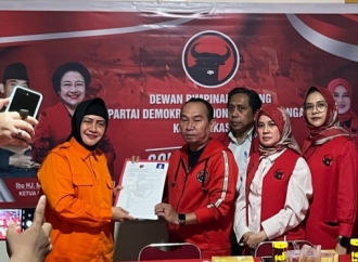 Diantar Ratusan Simpatisan dan Perwakilan Warga Masyarakat Makassar, Indira Datangi Kantor Banteng Makassar