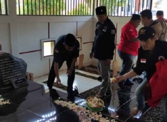 Peringati Bulan Bung Karno, Kader PDI Perjuangan Kota Bandung Ziarah Kubur ke Makam Marhaen