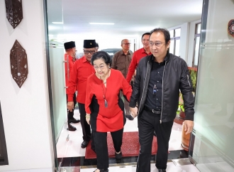 Megawati Hadiri Pengambilan Sumpah Jabatan DPP PDI Perjuangan, Didampingi Prananda dan Ahok di Sekolah Partai