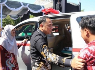 Eri Cahyadi Resmikan Layanan 1 Kelurahan 1 Ambulan di Surabaya