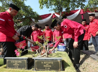 Peringati 27 Juli 1996, Kader PDI Perjuangan Surabaya Ziarah ke Makam Ir. Sutjipto & Tokoh PDI Promeg