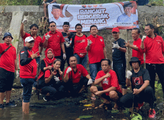 Banteng Kota Blitar Bersihkan Sampah di Sungai Aliran Lahar