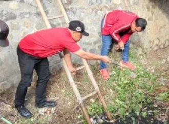 PDI Perjuangan Trenggalek Sapu Bersih Sampah Pasar Agro Kampak, Peringati Hari Konservasi Alam Nasional