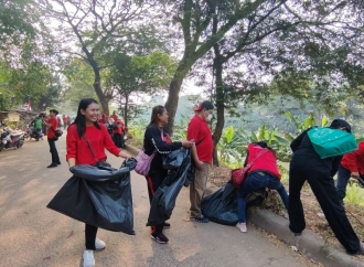 Mahasiswa Jaktim Gotong Royong Operasi Bersih di Banjir Kanal Timur Jaktim