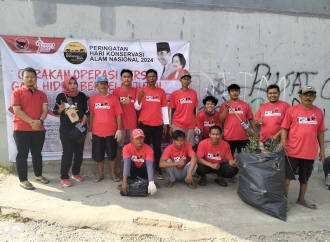 Fernando Doklas Laksanakan Gerakan Operasi Bersih Sampah dan Bagikan Paket Makanan Siap Saji