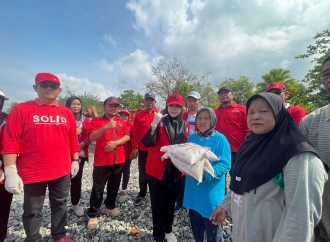 Hari Konservasi Alam, PDI Perjuangan Tanggamus Bersih Sampah di Pantai Muara Indah