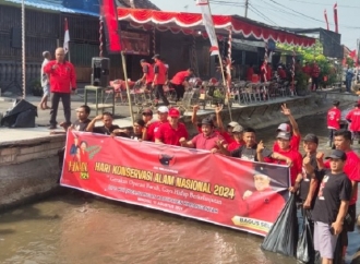 PDI Perjuangan Karanganyar Turun Bersihkan Sungai, Peringati Hari Konservasi Alam Nasional 