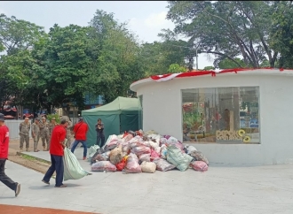 Imbas Tutupnya TPA Cipayung PDI Perjuangan Kirim Tumpukan Sampah ke Kantor Walikota Depok