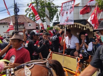 Moment Andika Naik Delman Ditemani Istri Daftar di Pilgub 2024