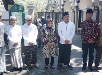 Risma-Gus Hans Ziarah ke Makam Sunan Ampel