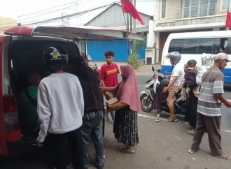 Kader PDI Perjuangan Kota Probolinggo Bagikan Nasbung di Depan Posko 'Setiamu'