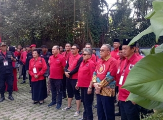 Ribka Tjiptaning Gandeng Iyos Somantri dan Ronal Surapradja di Rakercabsus PDI Perjuangan