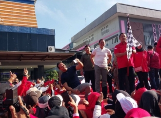 Andika Perkasa Jadi Sasaran Foto Warga Saat Kunjungan ke Cilacap