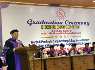 Cornelis Terima Gelar Doktor Honoris Causa